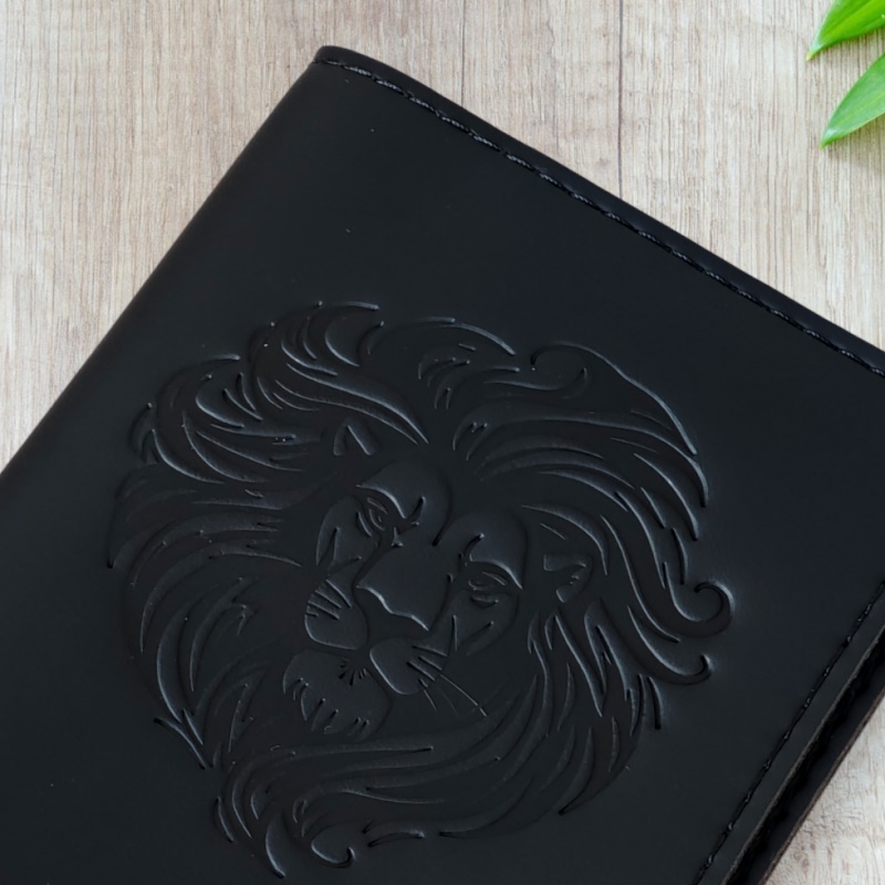  Обложка на паспорт черная "Лев"