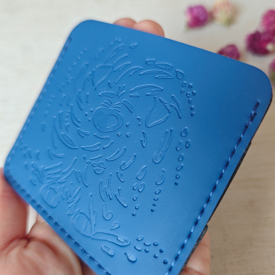 Картхолдер с собачкой отряхиващейся от воды