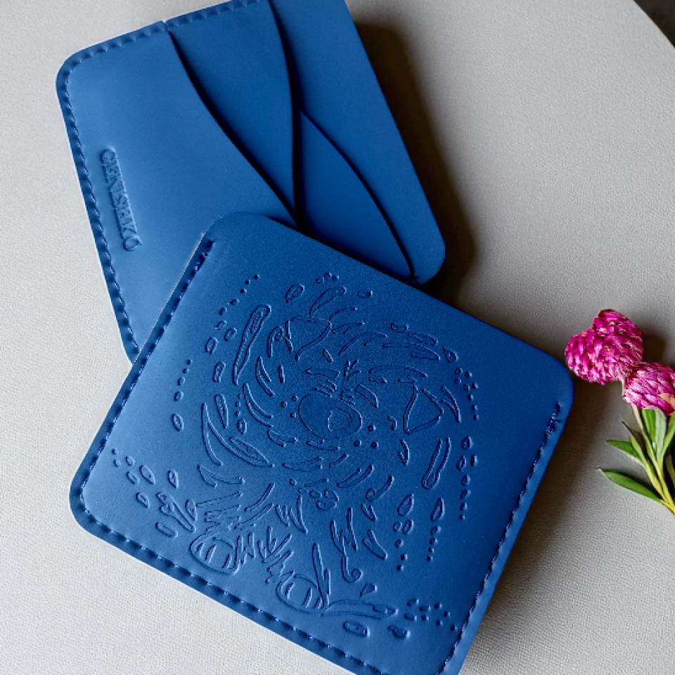 Картхолдер с собачкой отряхиващейся от воды